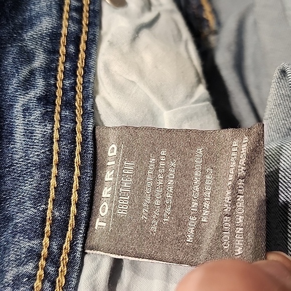 Torrid - Slim Boot Vintage Stretch Mid-Rise Jean in Mid-Wash Blue - Picture 7 of 10